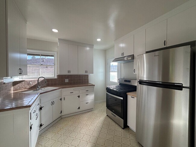 Building Photo - 3633 Valihi Way