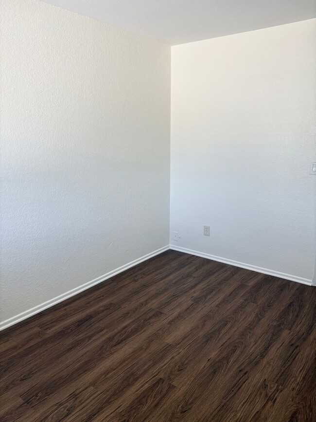 Building Photo - **EXCELLENT UPGRADED 3 BEDROOM/1 BATHROOM/...