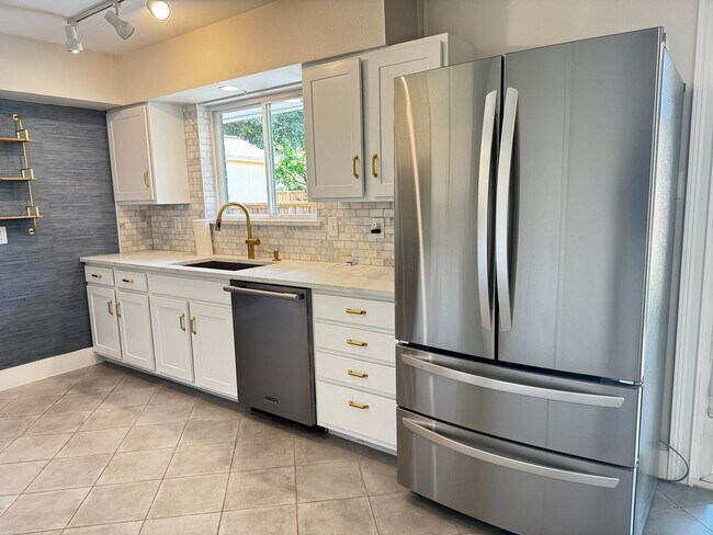 Building Photo - Updated 3 bed 2 bath with outdoor living area in Richardson!