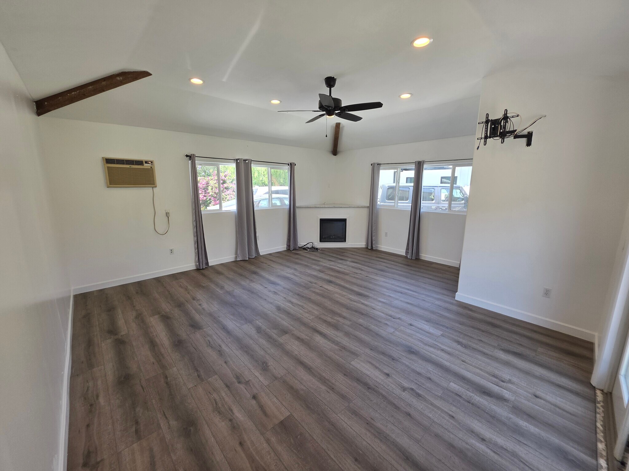 Building Photo - 9805 La Tuna Canyon Rd