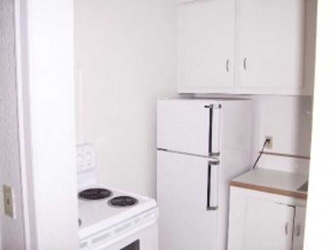 Building Photo - Tudor Style Townhome, Close to UW, Great L...