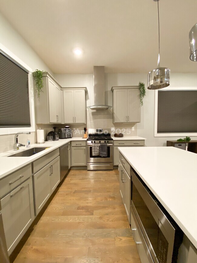 Building Photo - 809 21st Ave N