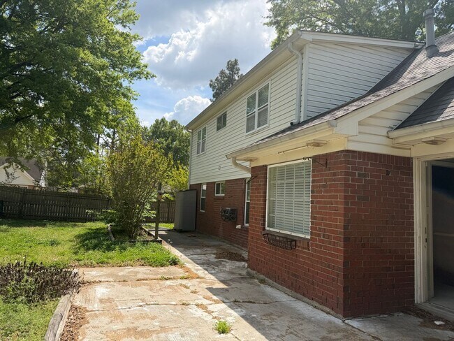 Building Photo - Gorgeous & Spacious Home Now Available