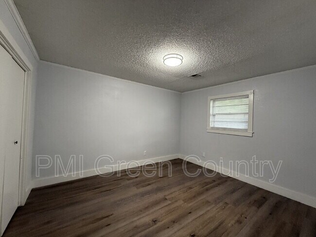 Building Photo - 809 Park St