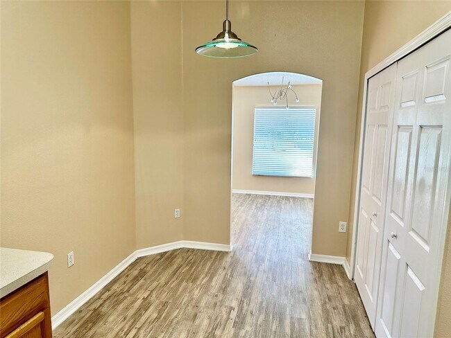 Building Photo - 536 Lakeview Dr