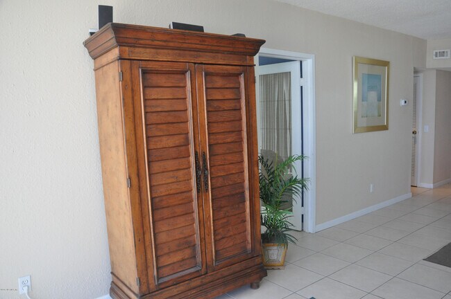 Building Photo - 601 1st St