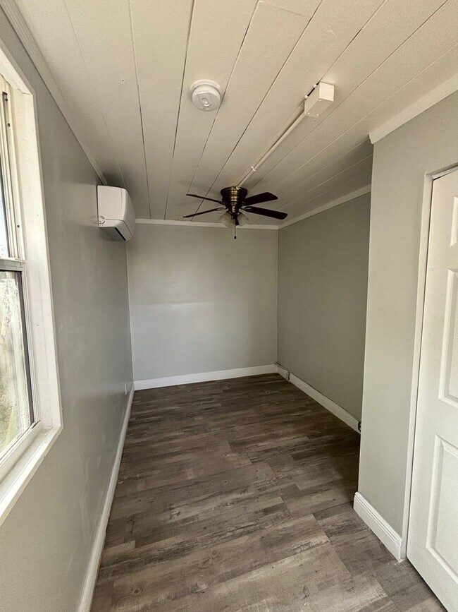 Building Photo - 3 Bed 1 Bath North St. Petersburg