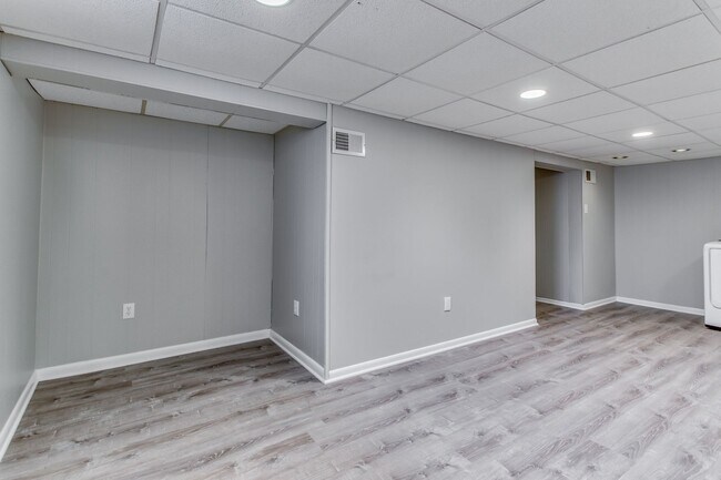Building Photo - AVAILABLE MID-SEPTEMBER! Gorgeous 3-bedroo...