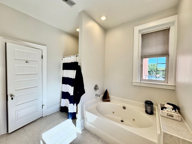 Building Photo - Amazing Garden-Style Condo Available NOW! ...