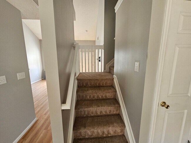 Building Photo - Spacous End-unit townhome in University