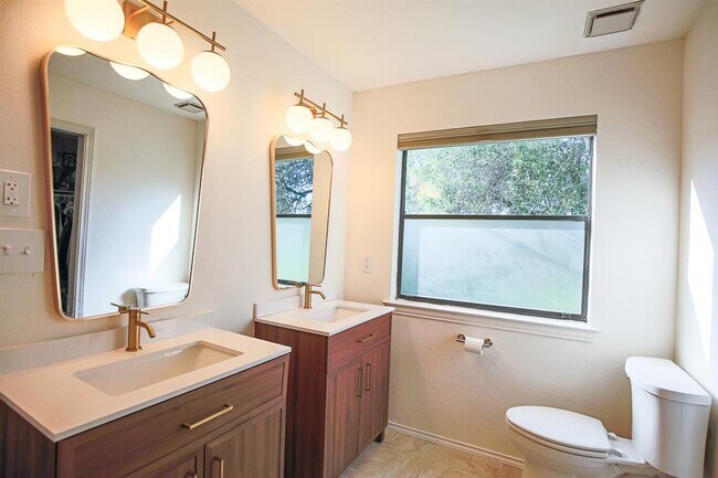 Building Photo - 708 Cowal Dr S
