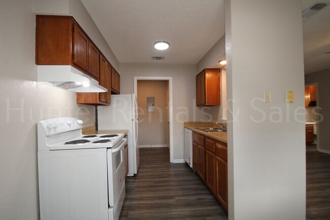 Building Photo - Move-In Today!