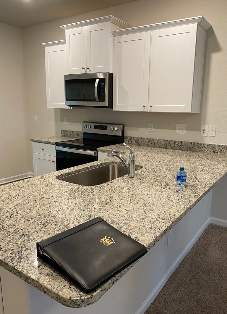 Large granite kitchen island, perfect for entertaining - 238 Yorktown Ln