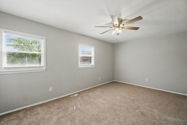 Building Photo - Mangold Real Estate - Conveniently Located...