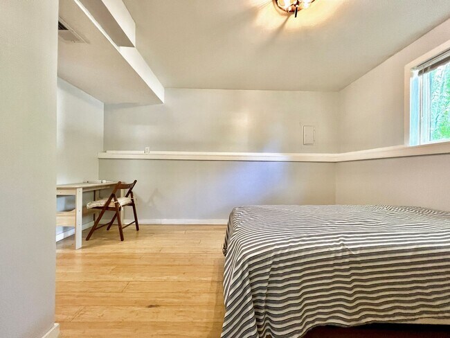 Building Photo - Updated and spacious! Ready for move in!