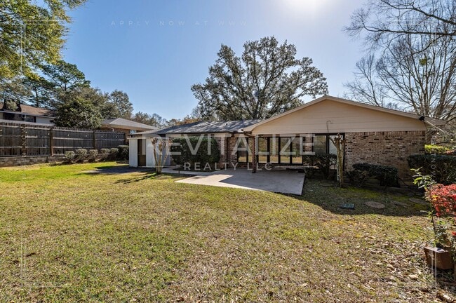 Building Photo - Immaculate 3BR / 2BA Home in Carriage Hills