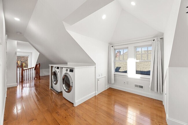 Building Photo - 1045 Adams St