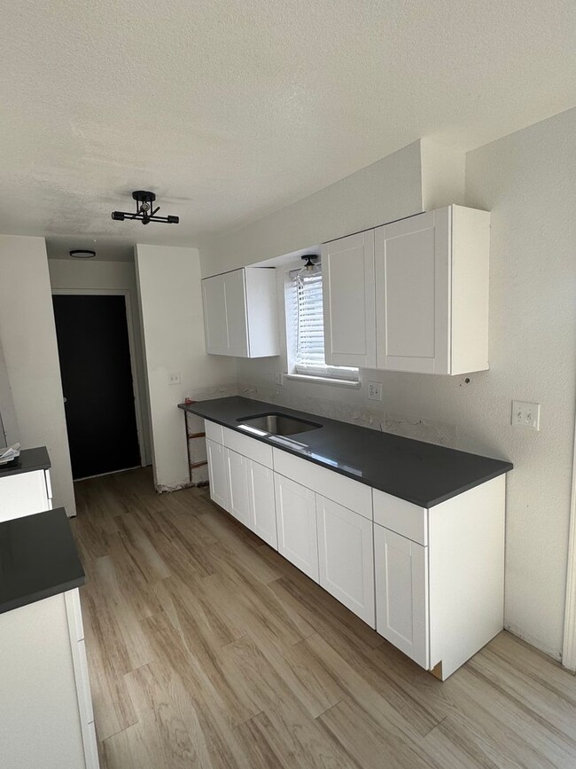 Building Photo - Fully Remodeled 3 Bedroom, 1 Bath duplex w...