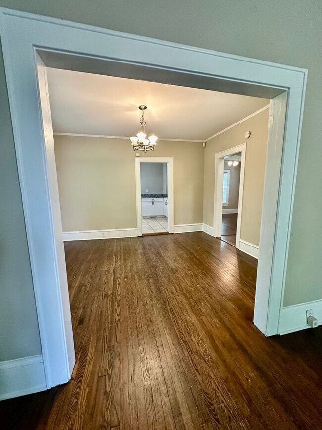 Building Photo - Spectacular Bungalow, Right Outside Uptown!