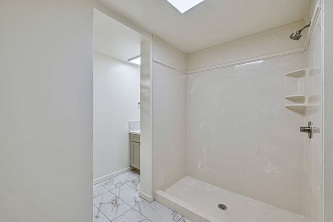 Building Photo - Nuuanu - Renovated 5 bedroom, 2 bath singl...