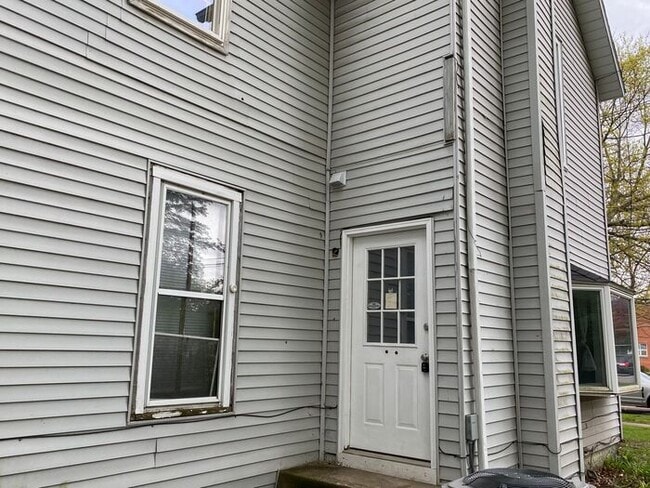 Building Photo - 1 bedroom MAIN floor apartment in Niles