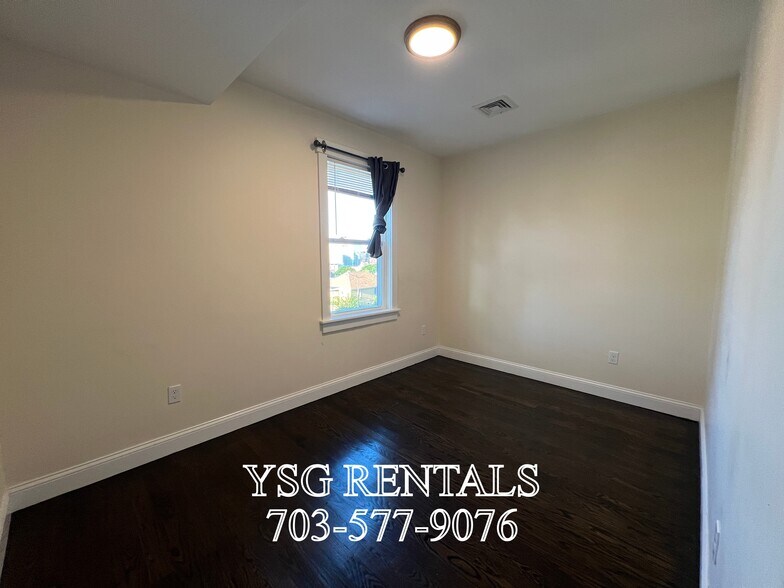 Building Photo - 194 Hillside St