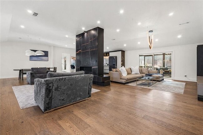 Building Photo - 915 Lost Forest Dr NW