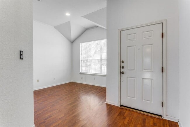 Building Photo - 648 Columbine Ave