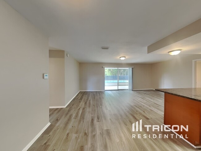 Building Photo - 730 College Hill Dr