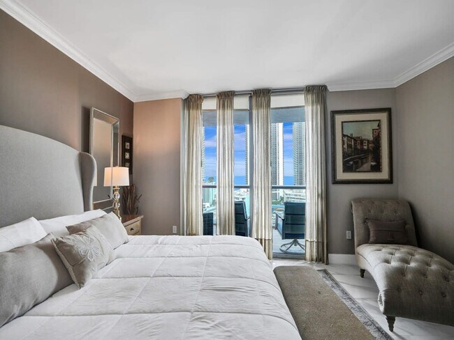 Building Photo - 2602 E Hallandale Beach Blvd