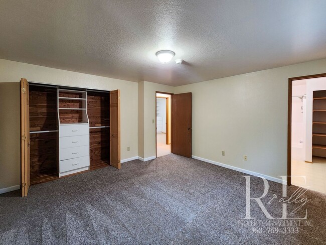 Building Photo - Spacious Silverdale Tri-Level with Hot Tub & Stylish Kitchen