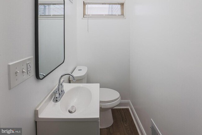 Building Photo - 9 Glenmore Ave