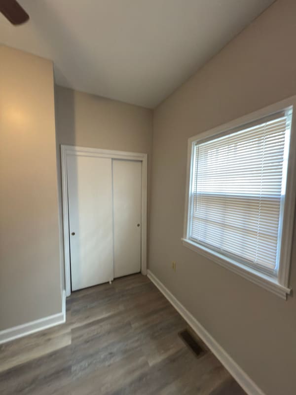 Building Photo - 537 Robertson St