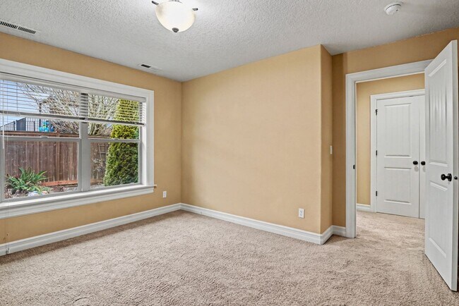 Building Photo - 4 bed, 2.5 bath Two-Story Home in West Salem