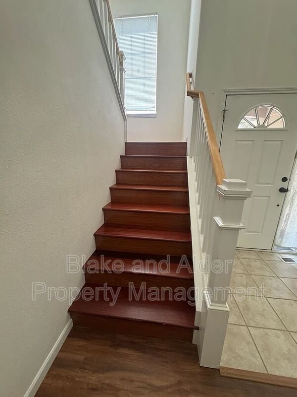 Building Photo - 1079 NE Creeksedge Dr