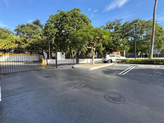 Building Photo - 2715 Tigertail Ave