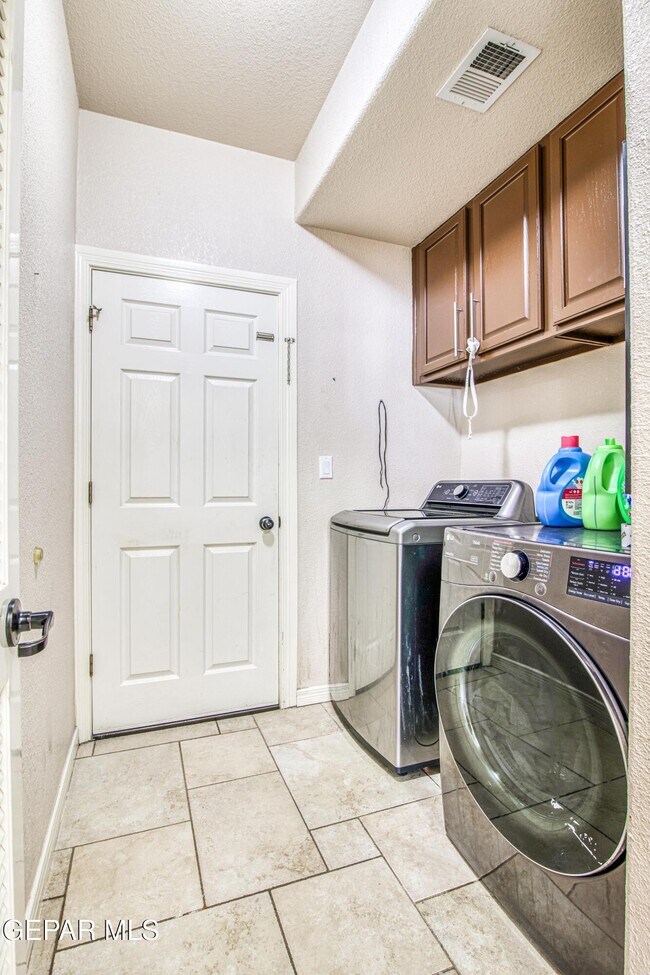 Building Photo - 6561 Isla Del Rey Dr