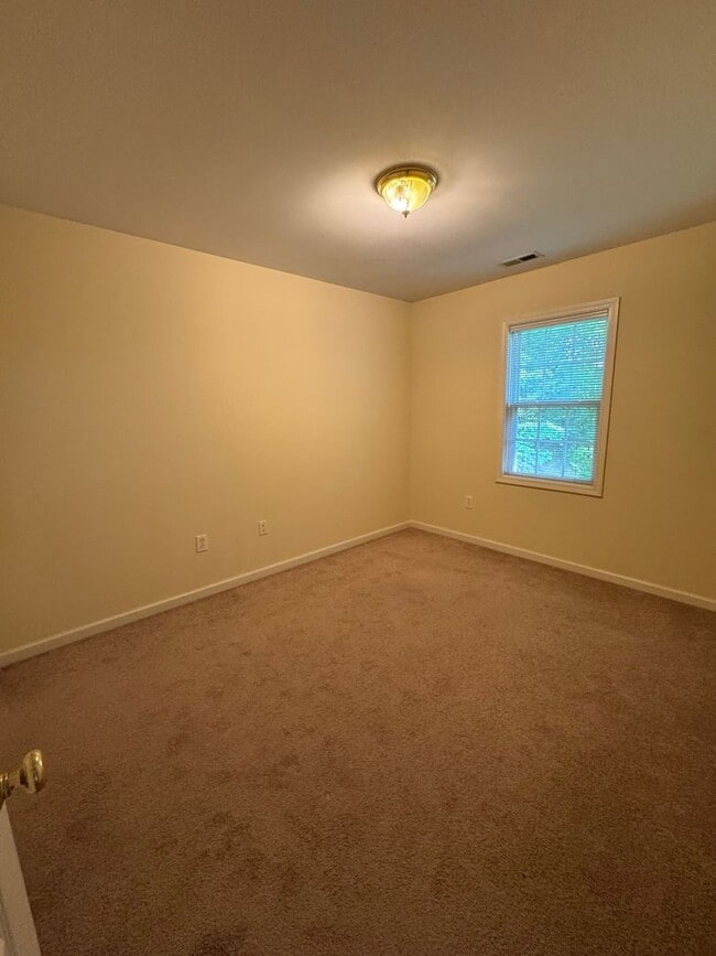 Building Photo - Desirable 2BR Townhome Near Downtown Hickory — Utilities Included