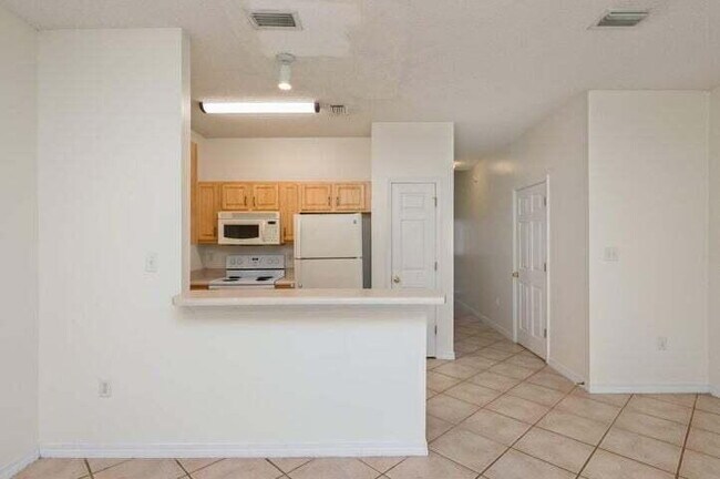 Building Photo - Move in ready Townhome in Fort Walton Beach close to Eglin AFB!