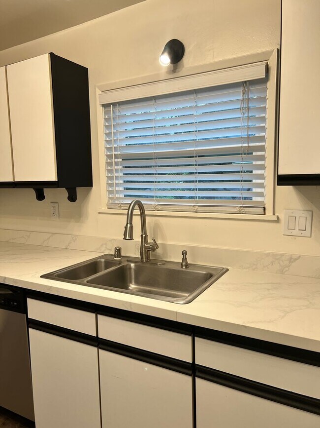 Building Photo - Coombs