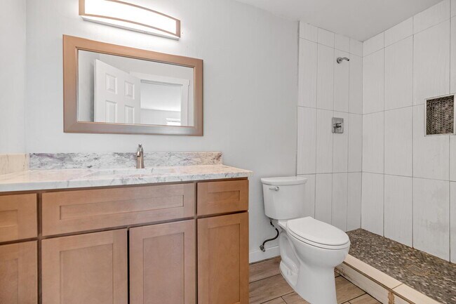 Building Photo - Fully Renovated 2 Bed / 2 Bath in Central ...