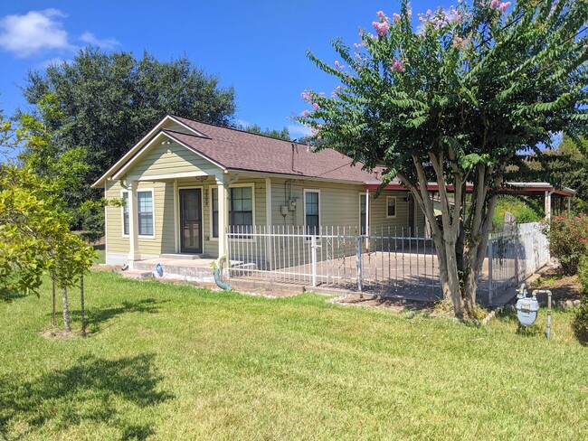 Building Photo - 2 Bed 1 Bath home only minutes away from d...