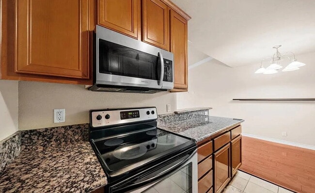 Building Photo - Come see this spacious 1 bedroom upstairs ...
