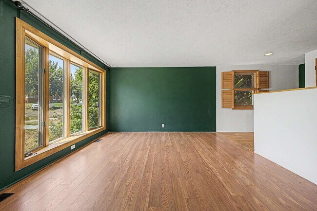 Building Photo - "Charming 3-Bed Townhouse in Denver's Heart – Spacious 1350 Sq Ft Living!"