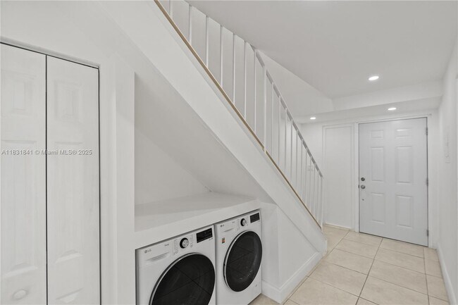 Building Photo - 9373 Fontainebleau Blvd