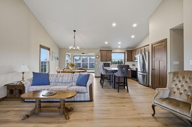 Building Photo - 557 Cannondale Ave