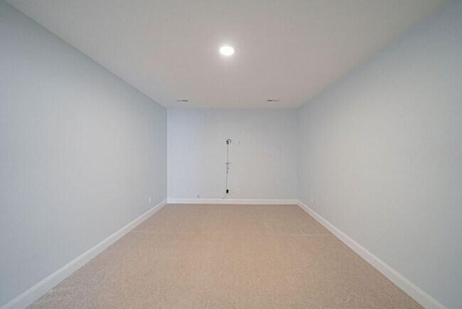 Building Photo - Stunning 5-Bed, 3-Bath Home in a Desirable...