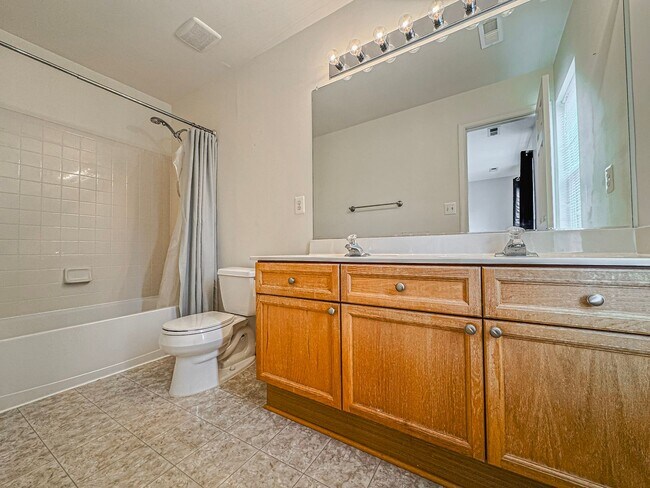 Building Photo - Gorgeous 3 Bed 2.5 Bath Interior Townhome ...