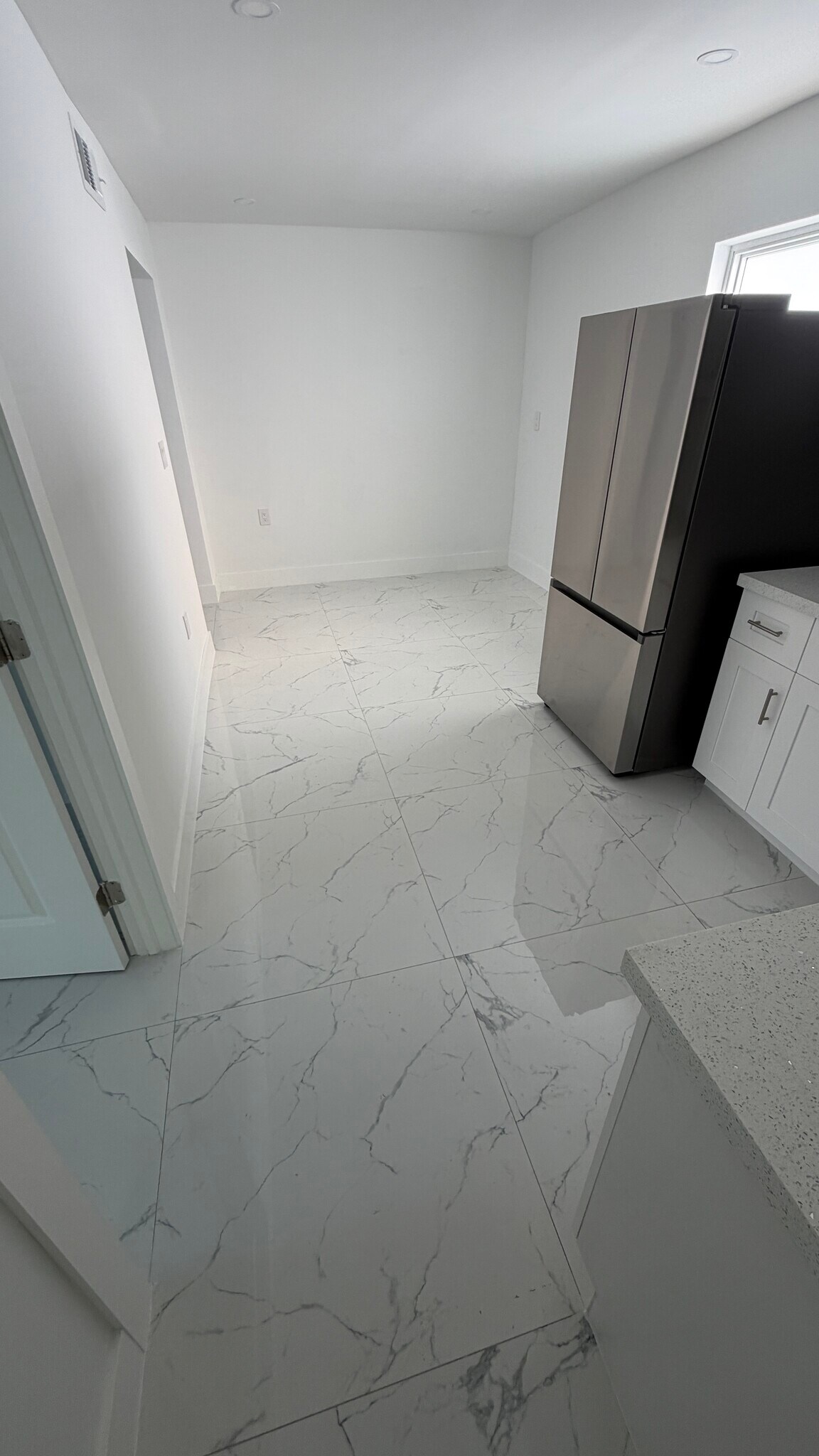 Building Photo - 560 SE 6th St