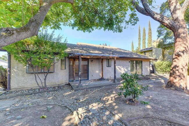 Building Photo - 1950 Klamath River Dr